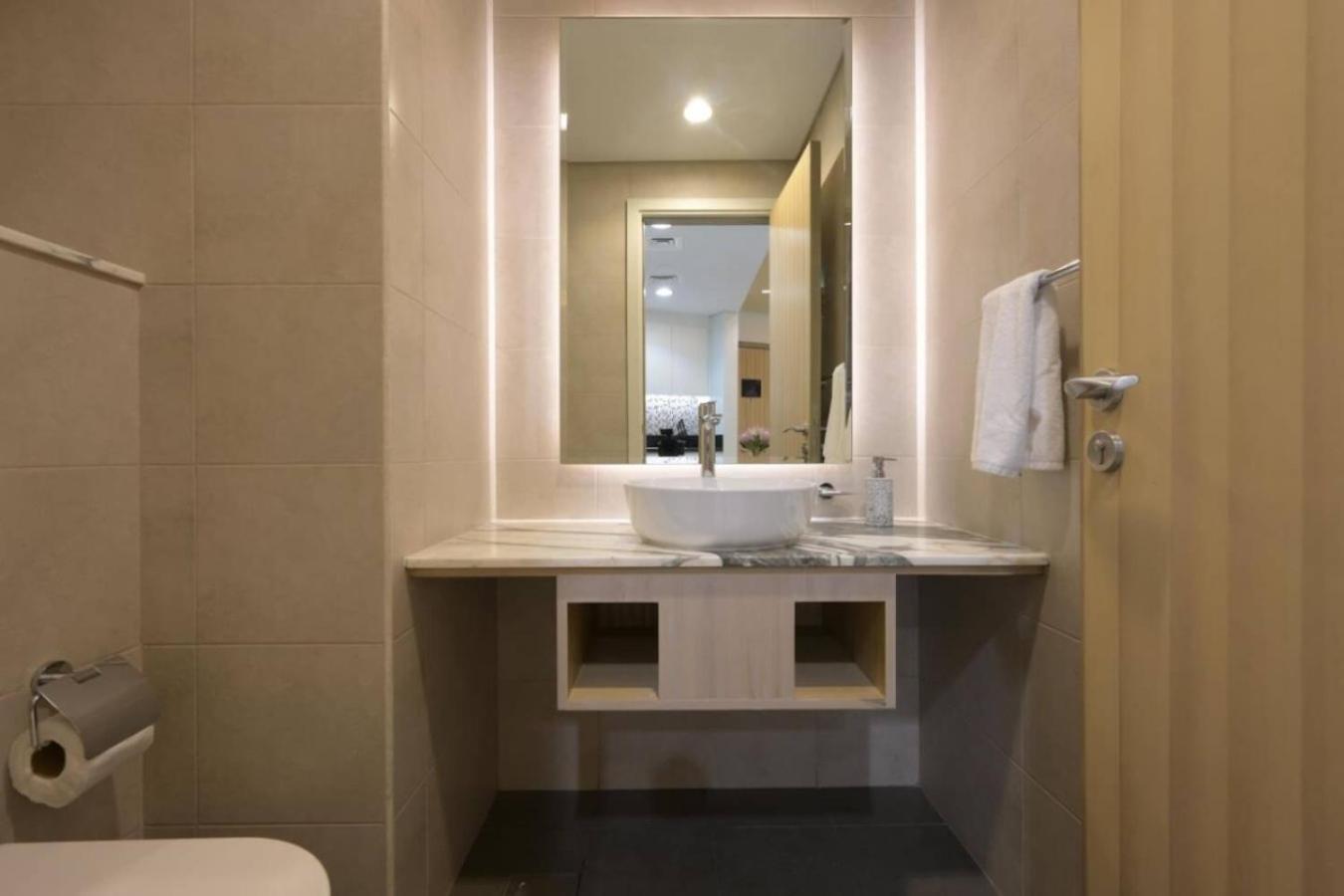 Stunning 1bhk In Prime Location 5 Star Amenities Apartment Dubai