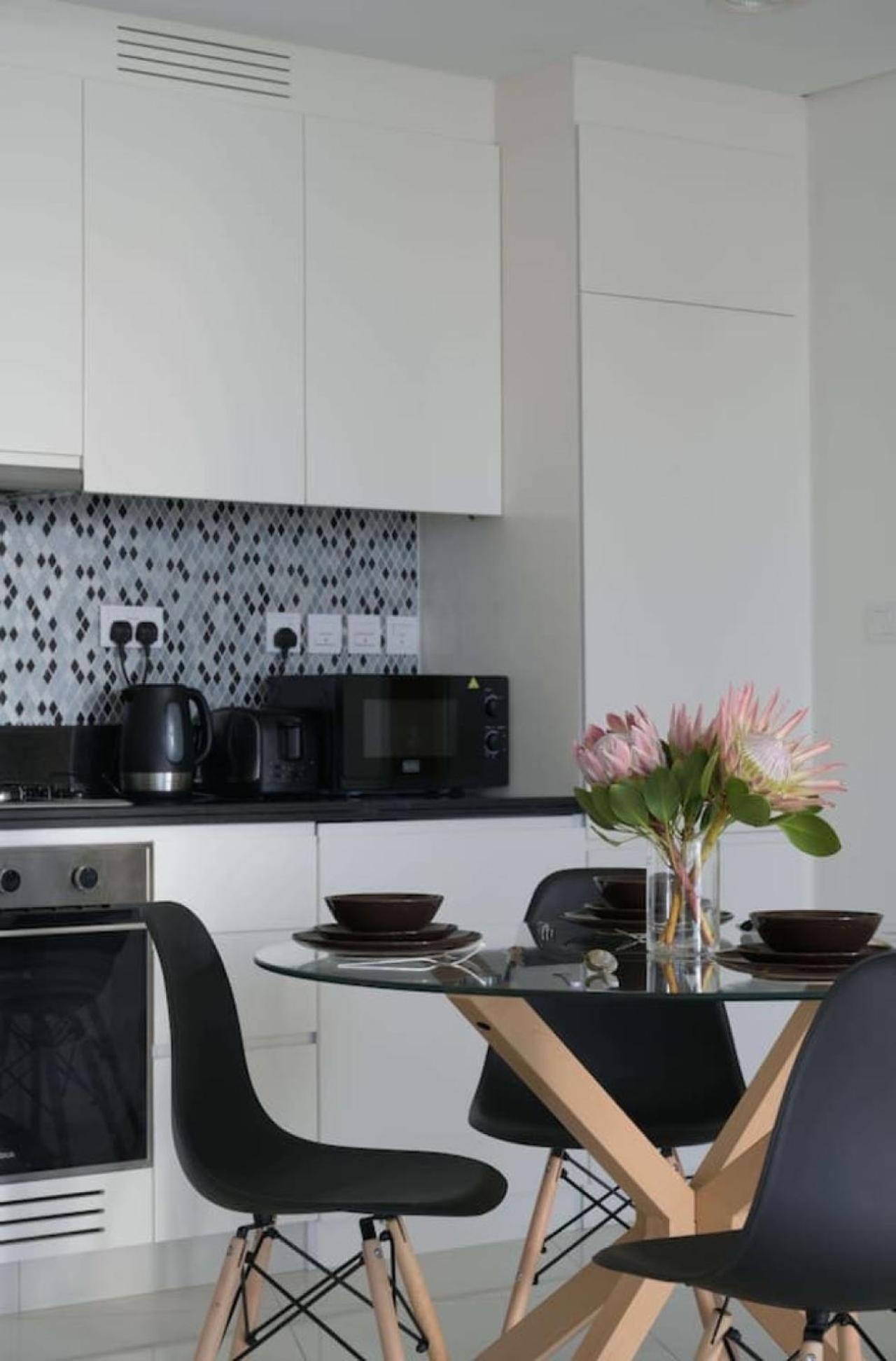 Stunning 1bhk In Prime Location 5 Star Amenities Dubai