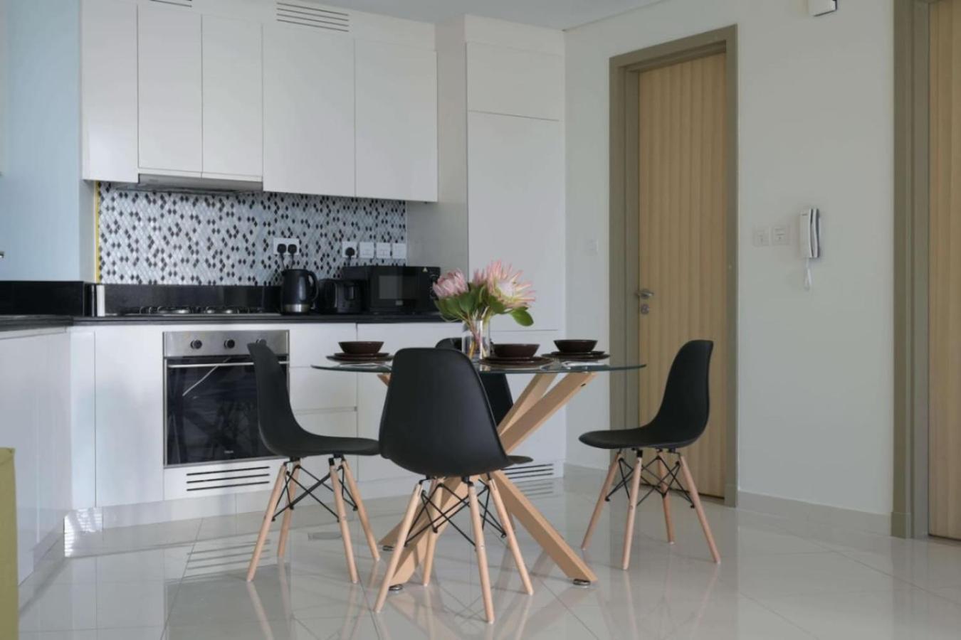 Stunning 1bhk In Prime Location 5 Star Amenities Apartment